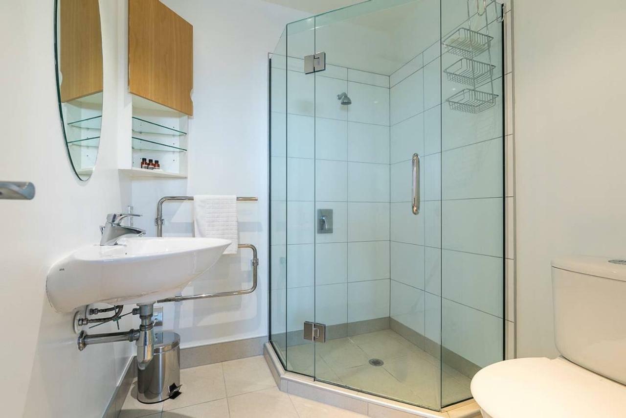 One Bedroom Apartment - Pool, Gym & Tennis Courts! Оукланд Екстериор снимка